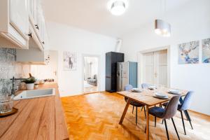 Huge 4 Rooms Charles Bridge Apartment