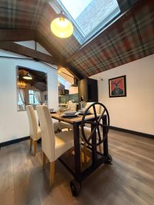 Balmoral Lodge, King Size Apartment by The Hive WA1