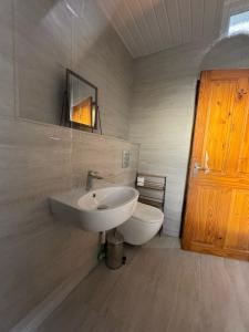 Central Carlisle Modern 4BD w Wi-Fi, Washer, & SmartTVs, close to M6