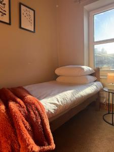 Central Carlisle Modern 4BD w Wi-Fi, Washer, & SmartTVs, close to M6