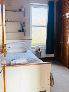 Central Carlisle Modern 4BD w Wi-Fi, Washer, & SmartTVs, close to M6