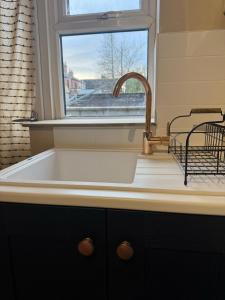 Central Carlisle Modern 4BD w Wi-Fi, Washer, & SmartTVs, close to M6