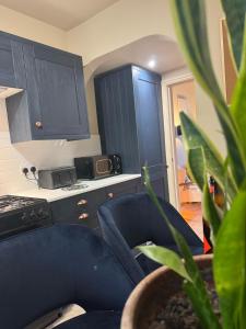 Central Carlisle Modern 4BD w Wi-Fi, Washer, & SmartTVs, close to M6