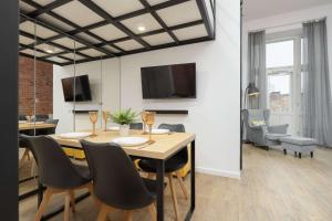 Stylish Apartment with Mezzanine, next to Metro Station by Noclegi Renters