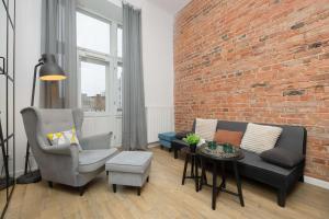 Stylish Apartment with Mezzanine, next to Metro Station by Noclegi Renters