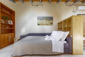 Sunny Skylight Loft!