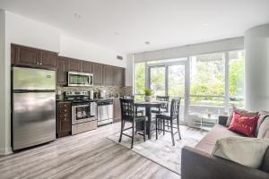 2 Bedroom with Private Entrance Downtown Toronto