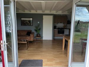 Heggenmus I Huisje met Haard in de Tuin