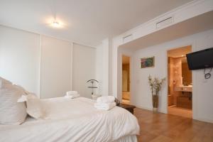 Spacious apartment, with private terrace and large communal pool and tennis courts, in Puerto Banús
