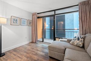 Landmark Resort Studio with King Bed, Kitchenette & Smart TV