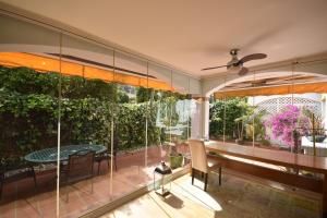 Spacious apartment, with private terrace and large communal pool and tennis courts, in Puerto Banús