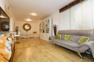 Spacious apartment, with private terrace and large communal pool and tennis courts, in Puerto Banús