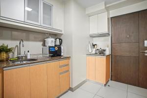 BGC High Rise, Uptown Mall Link, 5G WiFi, Pool, Ste 19