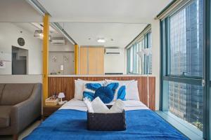 BGC High Rise, Uptown Mall Link, 5G WiFi, Pool, Ste 19