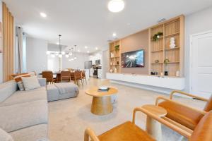 Elegant 7Beds 55 Baths Sleeps 14 - Windsor Cay