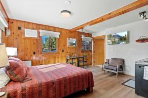 Tranquil Nature Cabins with Family-Friendly Features near Garden of the Gods in Colorado Springs, Colorado