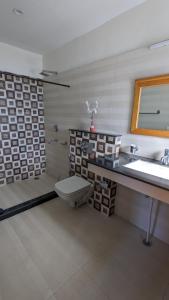 SnowPeak Villa 3-BHK Pet-friendly Hideaway with Hill Views