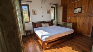 SnowPeak Villa 3-BHK Pet-friendly Hideaway with Hill Views