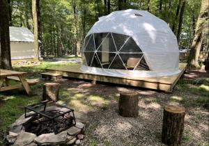 Romantic Dome with Hot Tub for an Incredible Couples Escape in Nature near Greentown, Pennsylvania