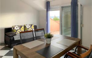 Gorgeous Apartment In Maslenica With Wifi