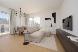 LUX Kolejowa Wola Apartments for 6 People by Renters Prestige