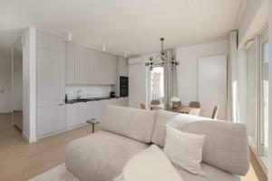 LUX Kolejowa Wola Apartments for 6 People by Renters Prestige