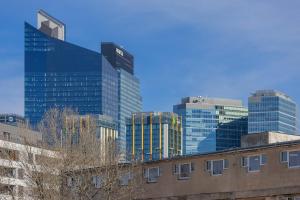 LUX Kolejowa Wola Apartments for 6 People by Renters Prestige