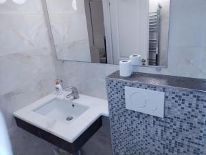 White Tower Cozy Studio OYR1