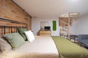 5 min walk to Corso Italia Station AC WiFi