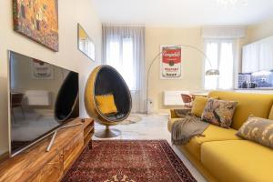 5 min walk to Corso Italia Station AC WiFi