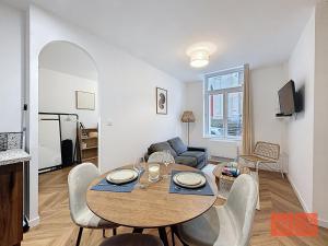 Le Parvis - Vieille ville Face Cathédrale