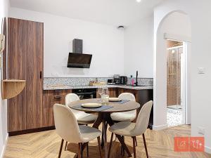 Le Parvis - Vieille ville Face Cathédrale