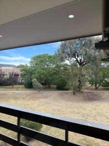 Cozy 2BR apartment, Woden,Canberra , pet free, free parking