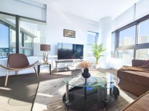 Sunlit Horizon Escape 2BR w Parking in Olympic Park