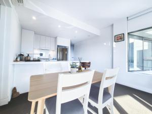 Sunlit Horizon Escape 2BR w Parking in Olympic Park