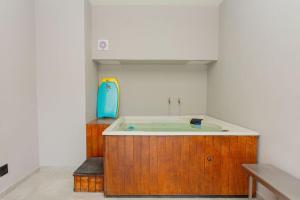 Modern 4 sleeper, hot tub, BBQ