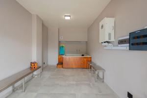 Modern 4 sleeper, hot tub, BBQ