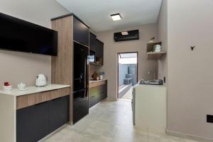 Modern 4 sleeper, hot tub, BBQ