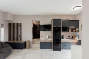 Modern 4 sleeper, hot tub, BBQ