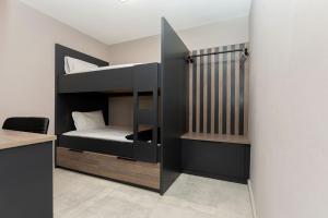 Modern 4 sleeper, hot tub, BBQ