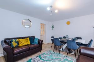 Modern 5-Bedroom House with Parking, Perfect for Large Groups