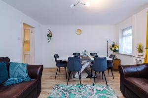 Modern 5-Bedroom House with Parking, Perfect for Large Groups