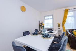 Modern 5-Bedroom House with Parking, Perfect for Large Groups