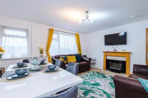 Modern 5-Bedroom House with Parking, Perfect for Large Groups