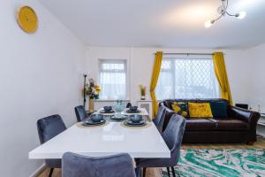 Modern 5-Bedroom House with Parking, Perfect for Large Groups