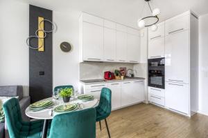 M&R Apartament Airport&Business LUX Instalatorów - AC - underground garage - Smart TV - Amazon Prime - SkyShowtime - self check-in - close by Chopin Airport