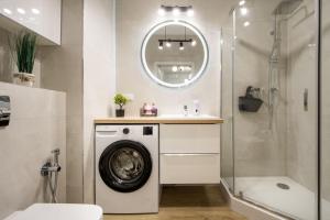 M&R Apartament Airport&Business LUX Instalatorów - AC - underground garage - Smart TV - Amazon Prime - SkyShowtime - self check-in - close by Chopin Airport