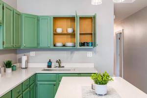 Logan Sq 4BR - Free Parking - Near Nightlife & DT