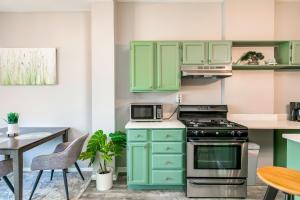 Logan Sq 4BR - Free Parking - Near Nightlife & DT