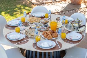 Modern Golf Retreat Heated Pool & Free breakfast